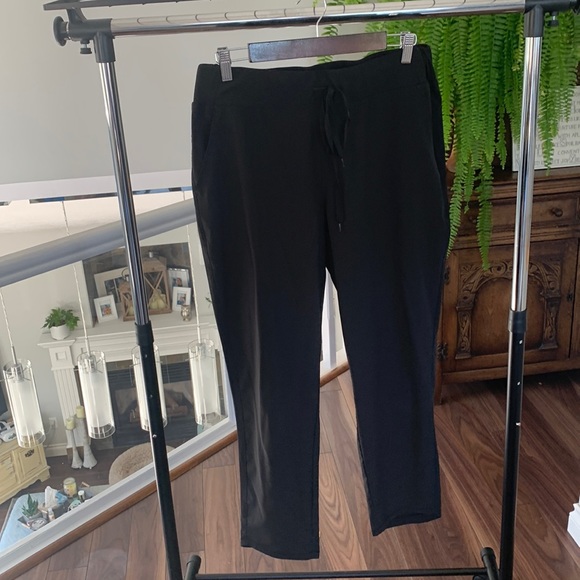 Athletic black pant. Cropped fit. Tie wide waist. - Picture 2 of 5